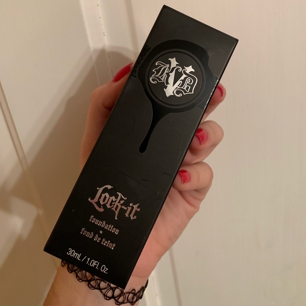 Kat Von D Foundation light neutral
